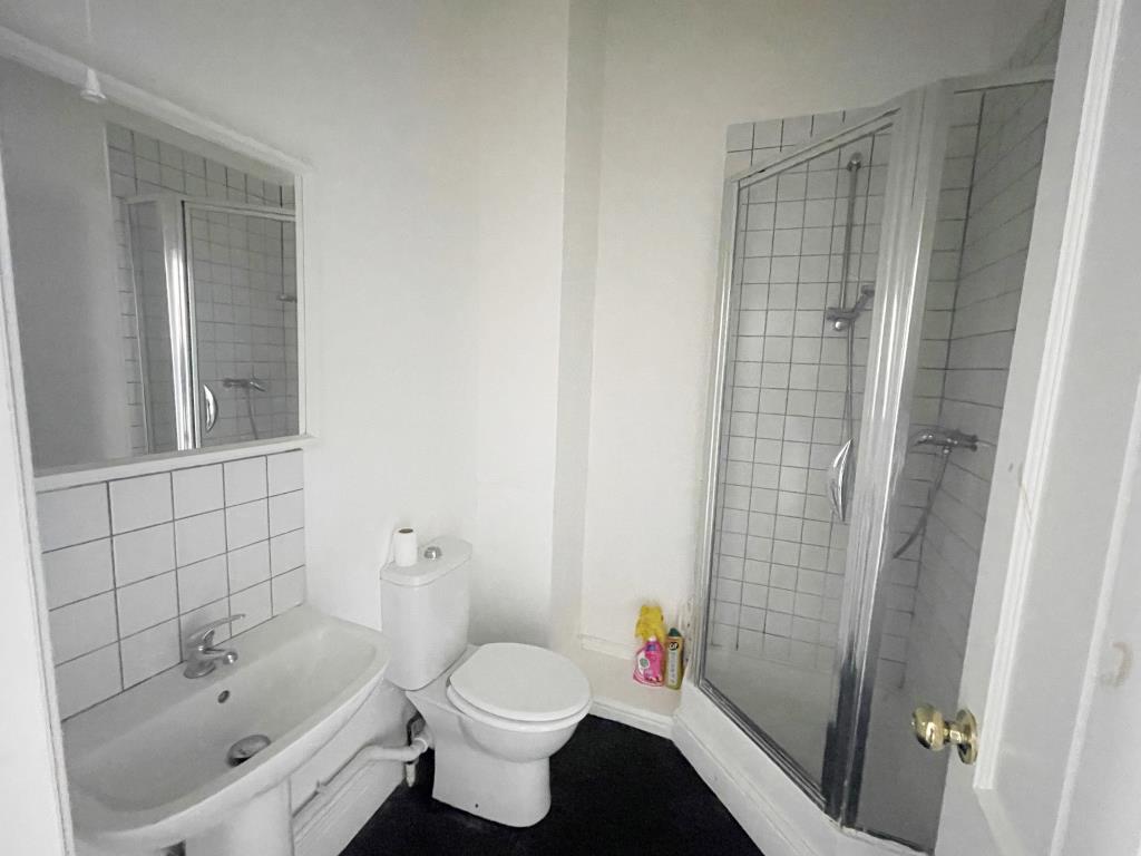Lot: 118 - VACANT ONE-BEDROOM FLAT - Shower room with W.C.